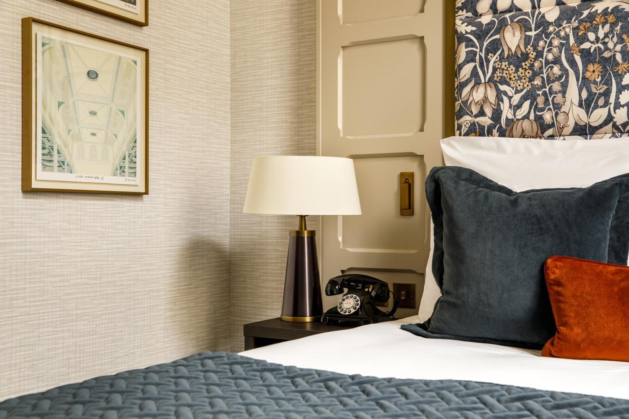 The Municipal Hotel Liverpool - Mgallery Bagian luar foto A bedroom at The Mitre
